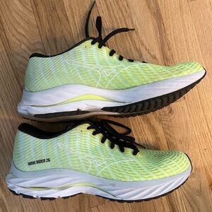 Mizuno wave rider running shoe (men’s size 42)